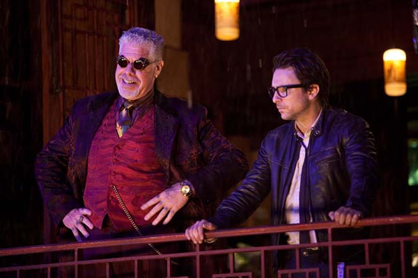 Ron Perlman et Charlie Day dans Pacific Rim (2013)