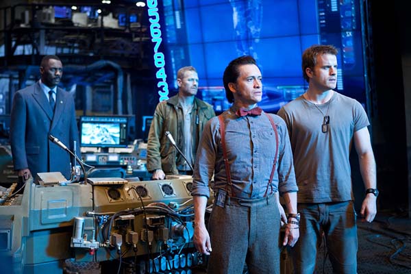 Clifton Collins Jr., Max Martini, Idris Elba, et Robert Kazinsky dans Pacific Rim (2013)