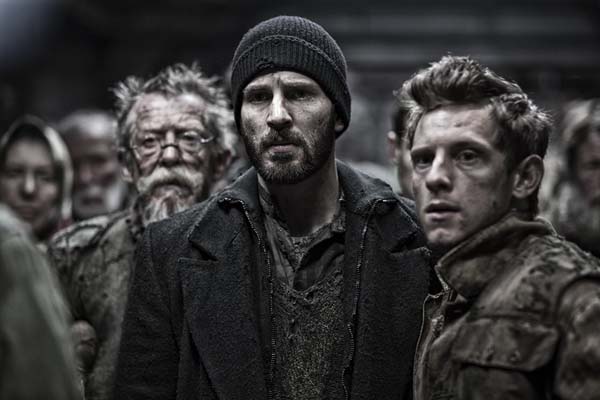 John Hurt, Jamie Bell, et Chris Evans dans Snowpiercer (2013)