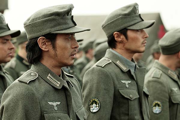 Far Away: Les soldats de l'espoir (2011)