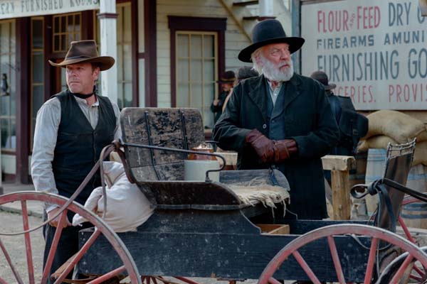 Donald Sutherland et Kiefer Sutherland dans Forsaken (2015)