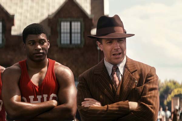 Jason Sudeikis et Eli Goree dans La Couleur de la Victoire (2016)