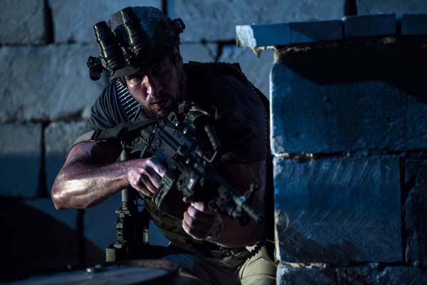 Pablo Schreiber dans 13 Hours (2016)