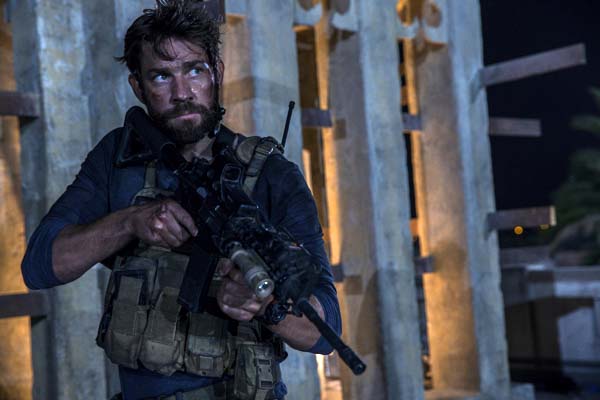 John Krasinski dans 13 Hours (2016)