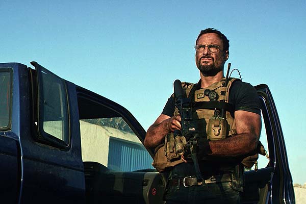 Dominic Fumusa dans 13 Hours (2016)