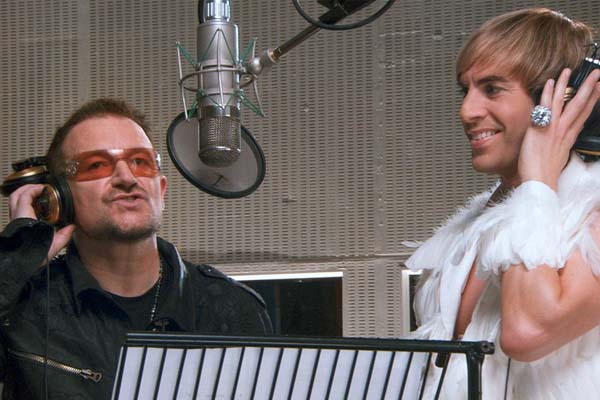 Bono et Sacha Baron Cohen dans Brüno (2009)