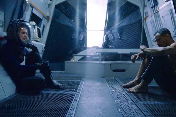 Aleisha Rose et Dan Mor dans Explorer (2016)