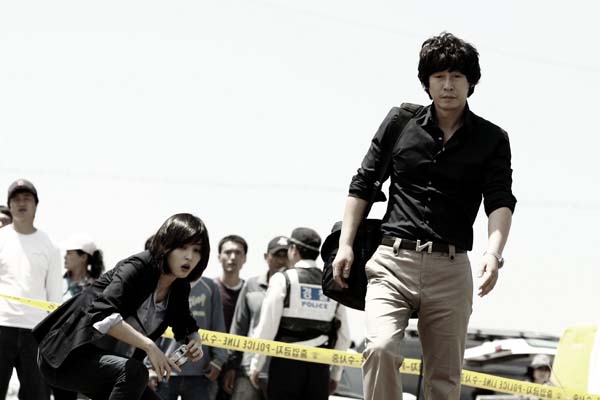 Kyung-gu Sol et Hye-jin Han dans No Mercy (2010)
