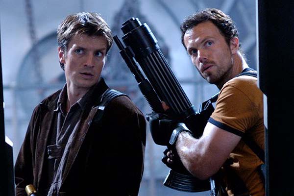 Adam Baldwin et Nathan Fillion dans Serenity - L'ultime rébellion (2005)