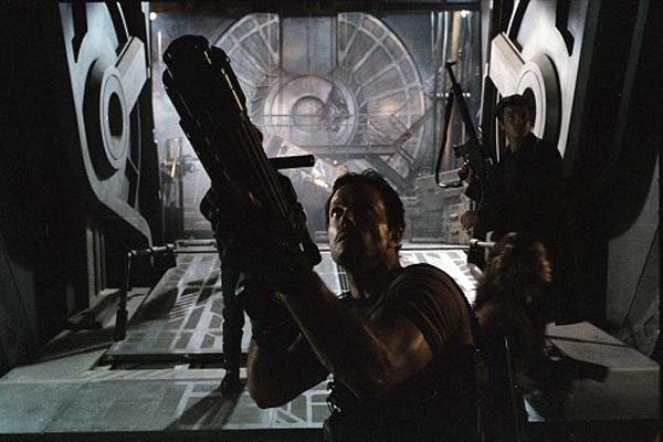 Adam Baldwin et Nathan Fillion dans Serenity - L'ultime rébellion