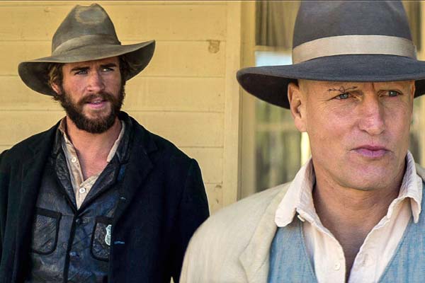 Woody Harrelson et Liam Hemsworth dans The Duel (2016)