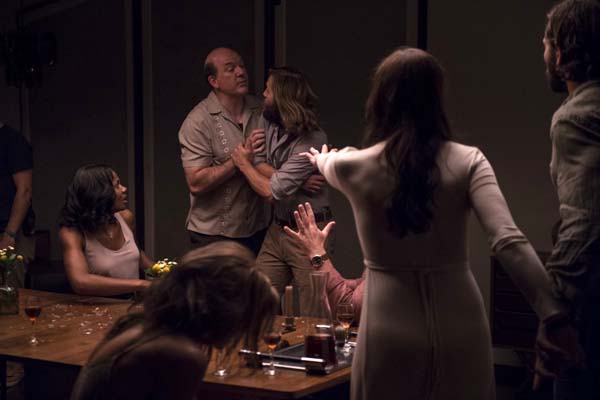 John Carroll Lynch et Logan Marshall-Green dans The Invitation (2015)