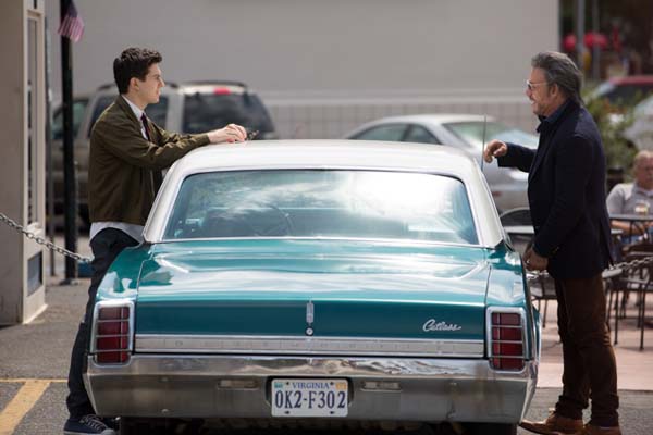 Mickey Rourke et Nat Wolff dans Ashby (2015)