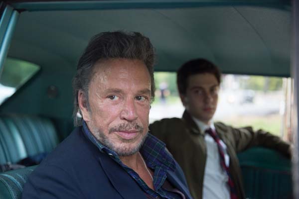 Mickey Rourke et Nat Wolff dans Ashby (2015)