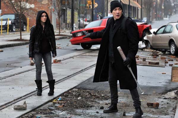 John Cusack et Isabelle Fuhrman dans Cell Phone (2016)