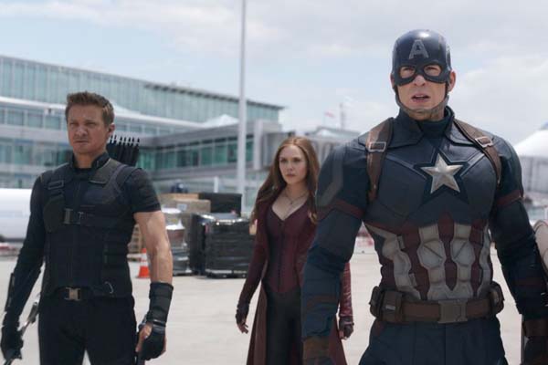 Chris Evans, Elizabeth Olsen et Jeremy Renner dans Captain America: Civil War (2016)