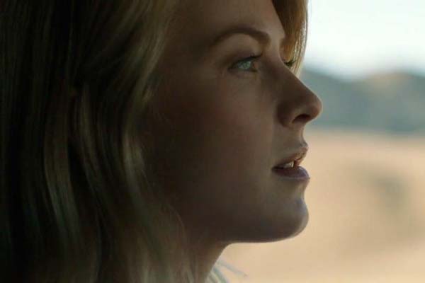 Julianne Hough dans Curve (2015)