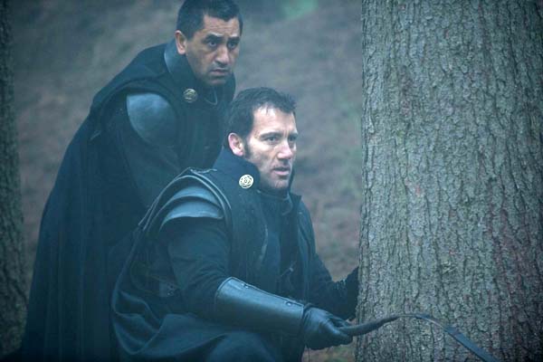 Cliff Curtis et Clive Owen dans Last Knights (2015)