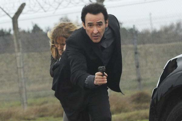 John Cusack et Malin Akerman dans The Numbers Station (2013)