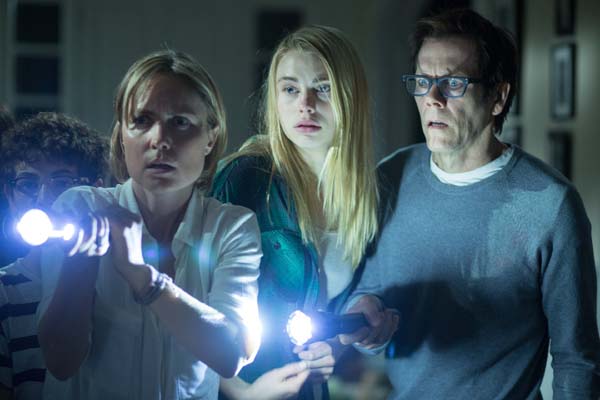 Kevin Bacon, Radha Mitchell, David Mazouz, et Lucy Fry dans The Darkness (2016)