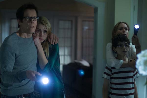 Kevin Bacon, Radha Mitchell, David Mazouz, et Lucy Fry dans The Darkness (2016)