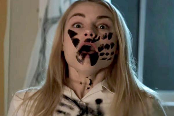 Lucy Fry dans The Darkness (2016)