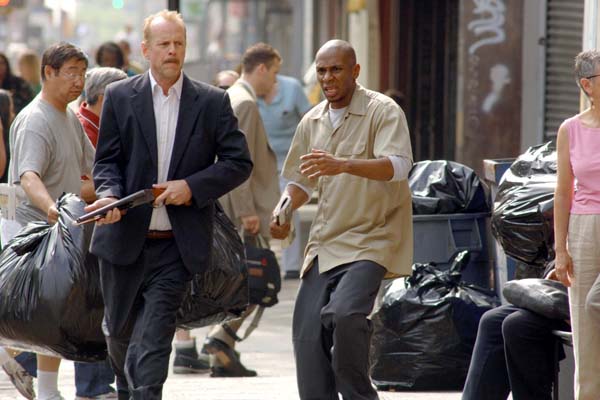 Bruce Willis et Yasiin Bey dans 16 blocs (2006)
