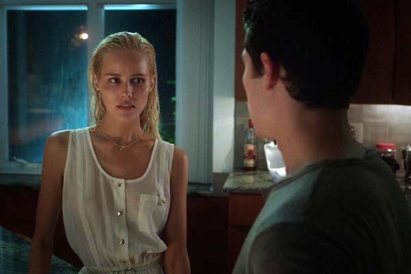 Isabel Lucas et Nick Jonas dans "Careful What You Wish For" (2015)