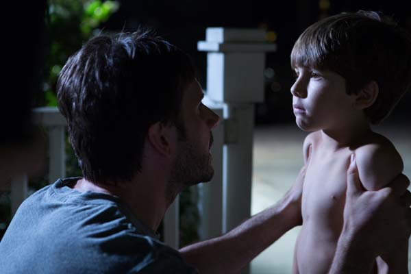 Josh Hamilton et Kadan Rockett dans Dark Skies (2013)
