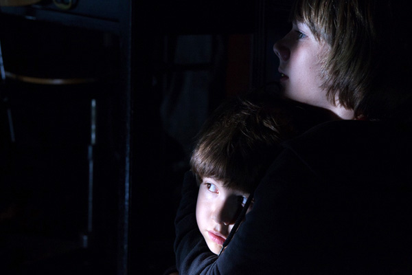 Dakota Goyo et Kadan Rockett dans Dark Skies (2013)