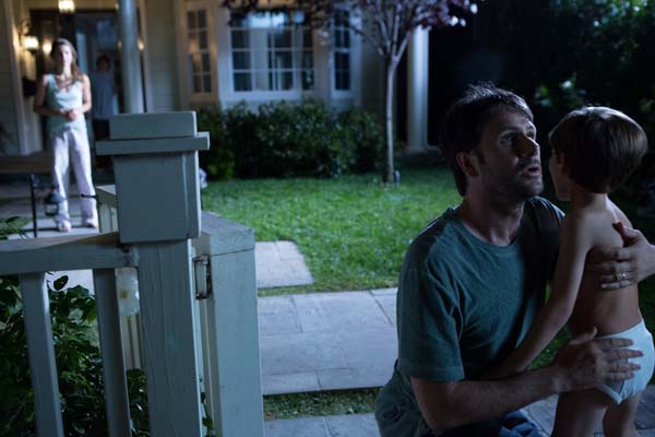 Josh Hamilton et Kadan Rockett dans Dark Skies (2013)