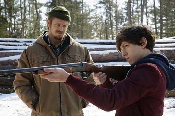 Joel Kinnaman et Tom Holland dans Edge of Winter (2016)