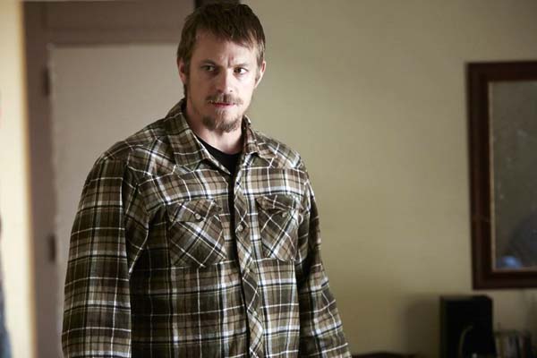 Joel Kinnaman dans Edge of Winter (2016)