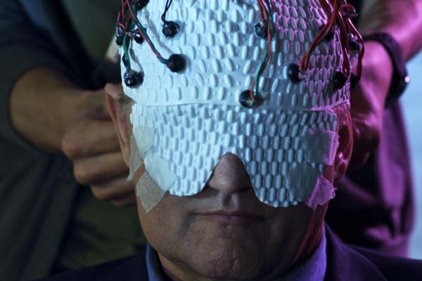 Frank Ashmore dans Extracted (2012)