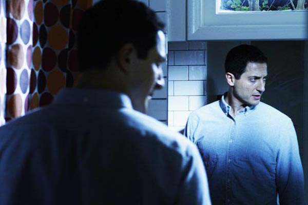 Sasha Roiz dans Extracted (2012)