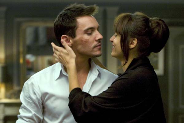 Jonathan Rhys Meyers et Kasia Smutniak dans From Paris with Love (2010)
