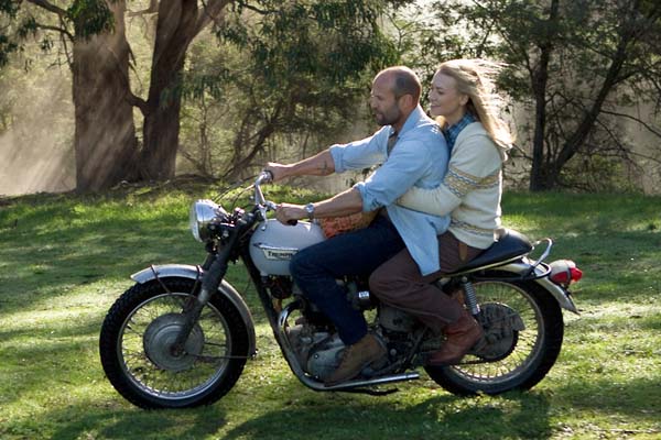 Jason Statham et Yvonne Strahovski dans Killer Elite (2011)