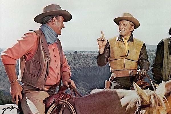Kirk Douglas et John Wayne dans La caravane de feu (1967)