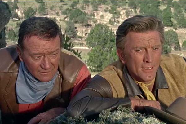 Kirk Douglas et John Wayne dans La caravane de feu (1967)
