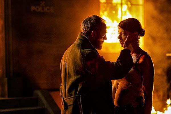 Liam Cunningham et Pollyanna McIntosh dans Let Us Prey (2014)