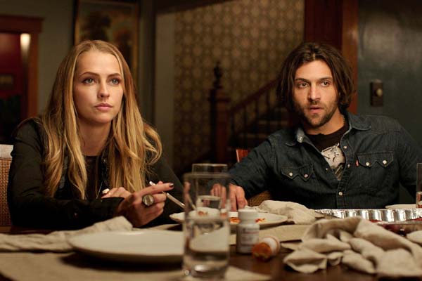 Teresa Palmer et Alexander DiPersia dans Dans le noir (2016)