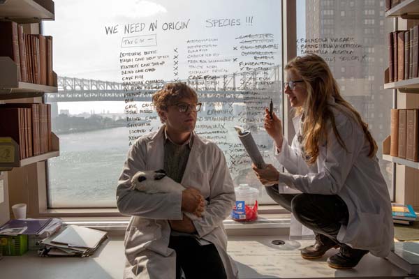Michael Pitt et Brit Marling dans I Origins (2014)