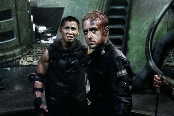 Ben Foster et Cung Le dans Pandorum (2009)