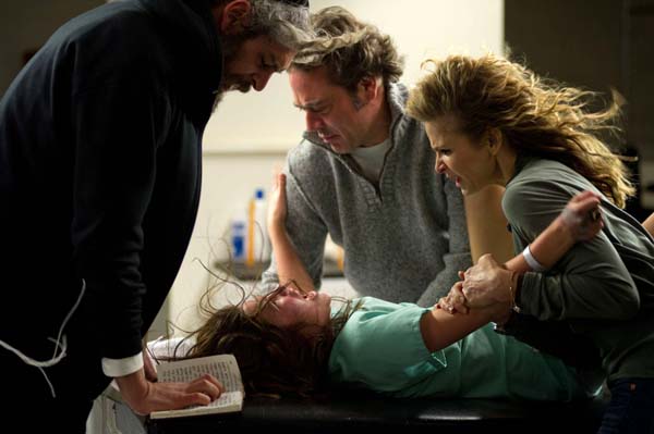 Kyra Sedgwick, Jeffrey Dean Morgan, Matisyahu, et Natasha Calis dans Possédée (2012)