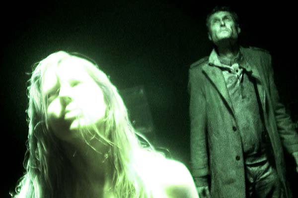 Manuela Velasco et Jonathan D. Mellor dans [Rec]² (2009)