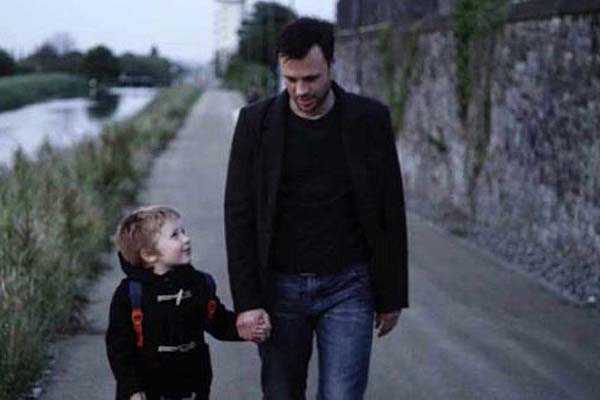 Rupert Evans et Calum Heath dans The Canal (2014)