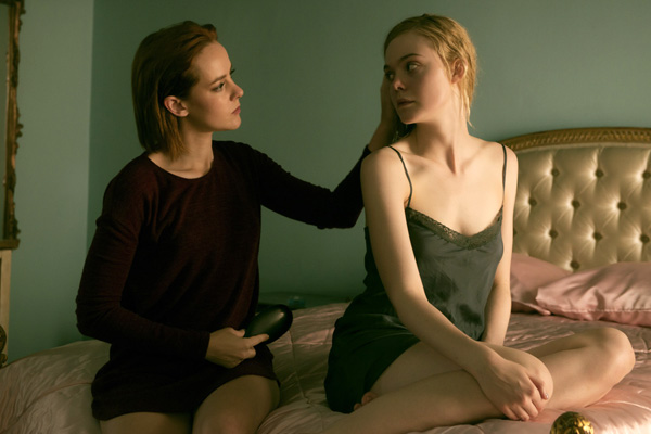 Jena Malone et Elle Fanning dans The Neon Demon (2016)