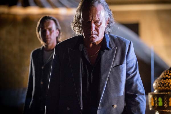 Ewan McGregor et Stellan Skarsgård dans Un traître idéal (2016)