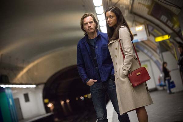 Ewan McGregor et Naomie Harris dans Un traître idéal (2016)