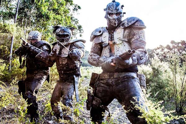 Keith Agius et Jay Gallagher dans Road of the Dead (2014)